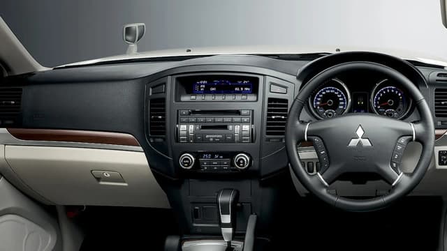 mitsubishi-pajero-38l-03